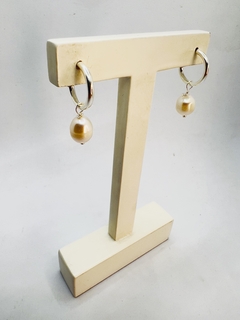Brinco argola com pérola de água doce . - comprar online