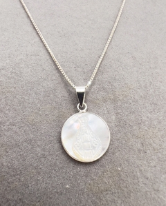 Colar com pingente de Nossa Senhora 10 mm em madrepérola .