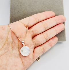 Colar com pingente de Nossa Senhora 10 mm em madrepérola . na internet