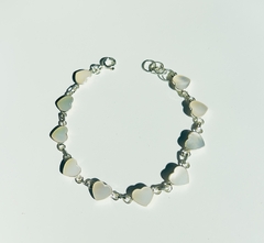 Pulseira de prata e corações em madrepérola. - comprar online