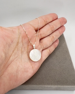 Colar com pingente Nossa Senhora 20 mm em madrepérola. na internet