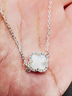 Pulseira trevo em madrepérola com zircônias . na internet