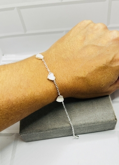 Pulseira 3 corações em madrepérola. na internet