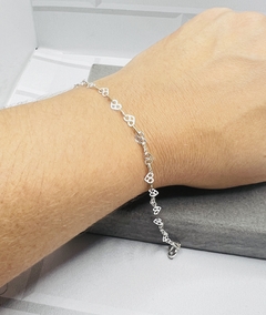 Pulseira corações . na internet