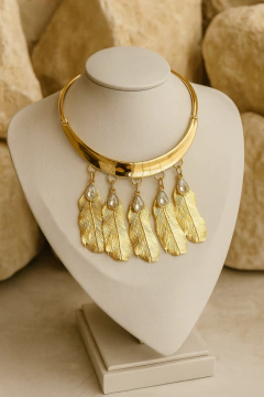 COLAR TULUM FOLHAS E PEDRAS DE ZIRCÔNIA BANHADO A OURO 18k. - Veluxo