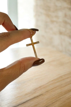 COLAR CRUCIFIXO CRAVEJADO FOLHEADO DOURADO. - Veluxo