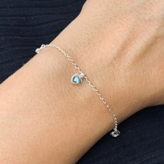 Pulseira Pingente Corações Azul e Branco - comprar online