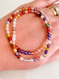 Pulseira com cristais coloridos na internet