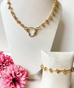 Colar choker com pingente de coração na internet