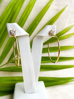 Brinco argola folheada com zircônia.