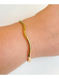 Bracelete dourado liso torcidinho na internet