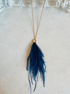 Colar plumas azul na internet