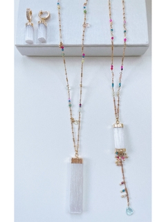 Colar com pedras e cristais na internet