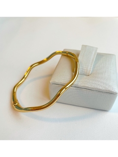 Bracelete dourado liso torcidinho