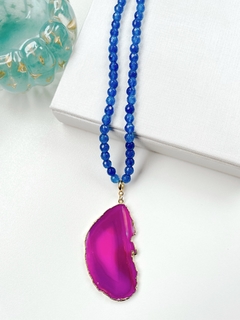 Colar em pedras naturais azul e magenta - comprar online