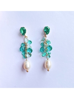 Brinco com cristais verdes e pérolas