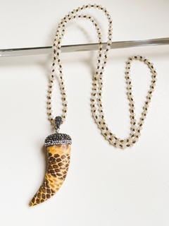 Colar cristais e pingente dente