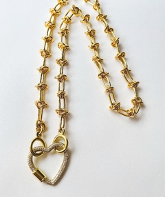 Colar choker com pingente de coração