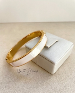 Bracelete esmaltado branco com dourado