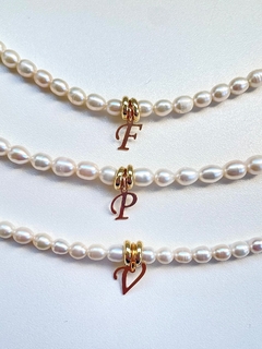 Pulseira pérolas Inicial f - comprar online
