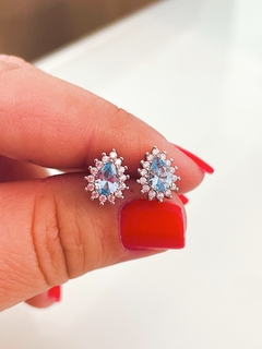 Brinco gota em prata com zircônia azul