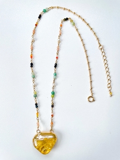 Colar com cristais coloridos e cristal marrom - comprar online