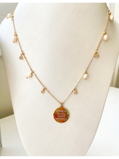 Colar folheado com bolinhas e pérolas
