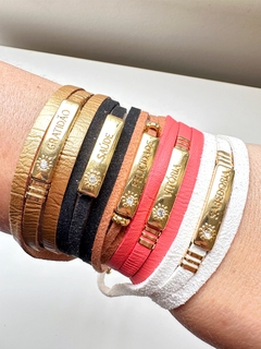 Pulseira coral pingente vitória