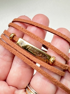 Pulseira marrom pingente felicidade na internet