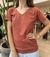 Remera cuello V - TERRACOTA en internet