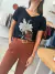 Remera cuello V NEGRA - VIVIR CON FUERZA, LOCURA Y LIBERTAD - BECK