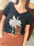 Remera cuello V NEGRA - VIVIR CON FUERZA, LOCURA Y LIBERTAD en internet