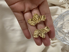 Brinco Meia Flor Folheado ouro 18k - TriVaidosas