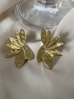 Brinco Meia Flor Folheado ouro 18k na internet