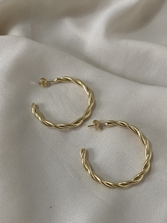 Argola torcida tamanho médio folheada ouro 18k - loja online