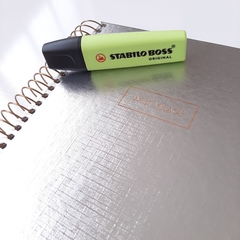 Caderno Colegial West Village Metalizado 10 Matérias 160 Fls. - Tilibra - Babe Papelaria Online - Envios Para Todo o Brasil