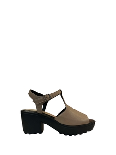 SANDÁLIA LORENA PIRES COURO TRATORADA FENDI - comprar online
