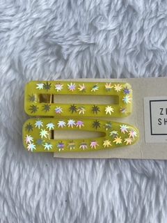Presilha folinha fundo amarelo na internet