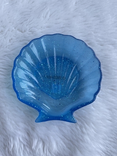 Concha azul neon com glitter na internet