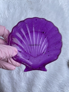Concha roxo neon com glitter na internet