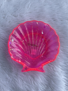 Concha rosa neon com glitter de folinha na internet
