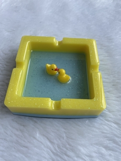 Piscina de patinhos borda amarela na internet