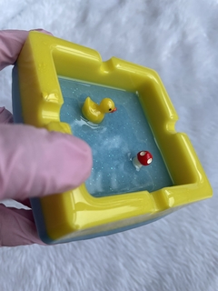 Piscina de patinho e cogumelo na internet