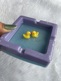 Piscina de patinhos borda roxa na internet