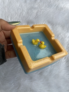 Piscina de patinhos borda laranja na internet