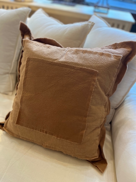 ALMOHADON TOSTADO CON APLIQUES 50X50