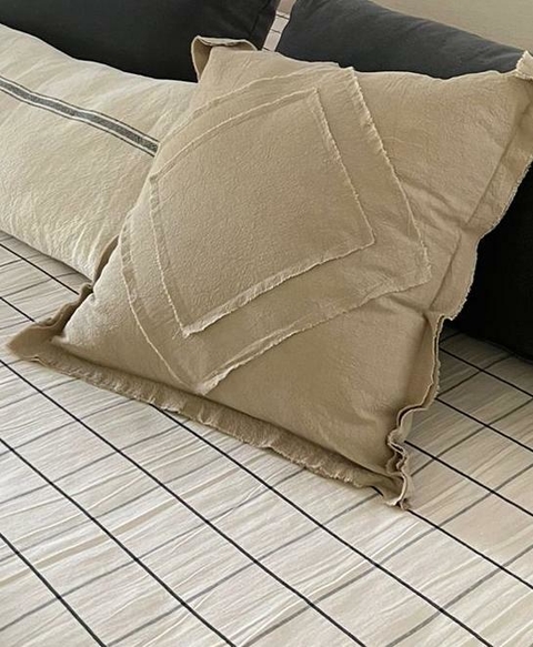 ALMOHADON CON APLIQUES 50X50