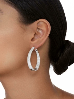 BRINCO ARGOLA OVAL INCOLOR CRAVEJADA BANHADA A RÓDIO BRANCO - comprar online