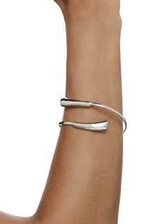BRACELETE LISO BANHADO A RÓDIO BRANCO na internet