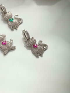 PINGENTE GATO ROSA BANHADO A RÓDIO BRANCO - comprar online